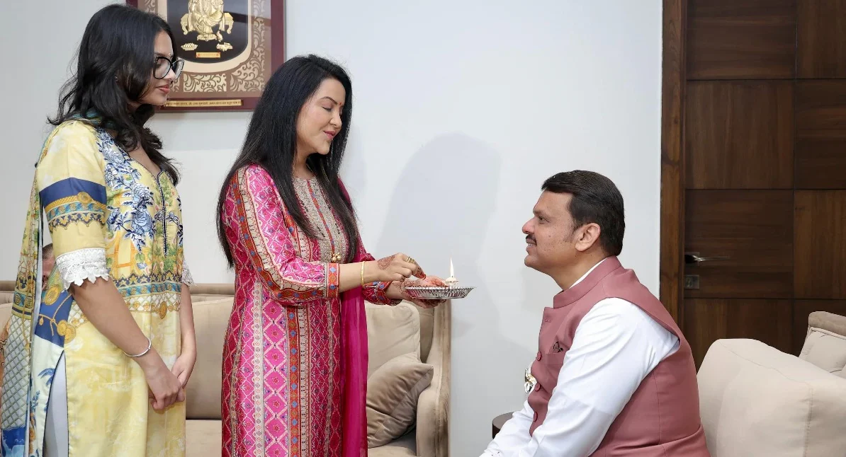 Not just the Maharashtra CM-Elect, Devendra Fadnavis: A Supportive Husband & Doting Father | Know About His Personal Life